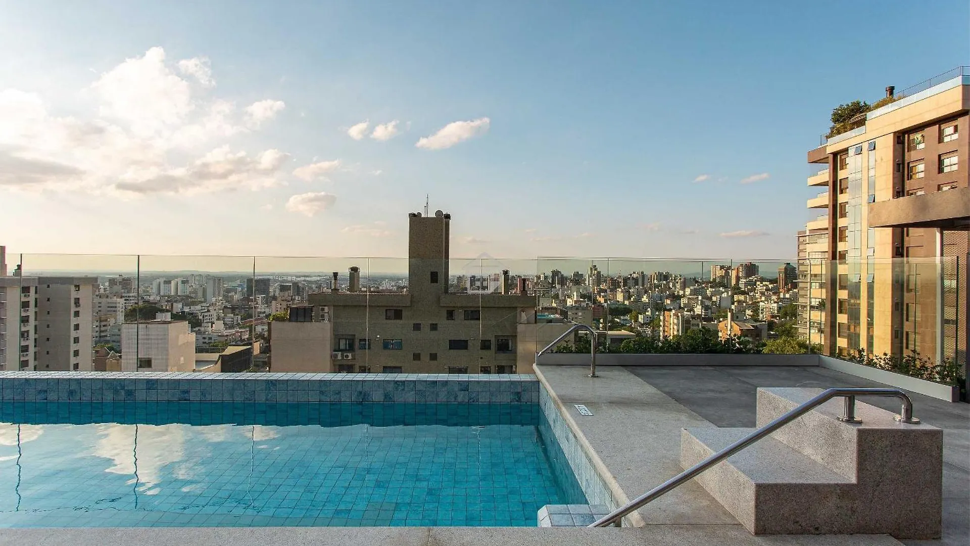 Apartamento Completo Localizado Em Um Dos Melhores Bairros De Porto Alegre.